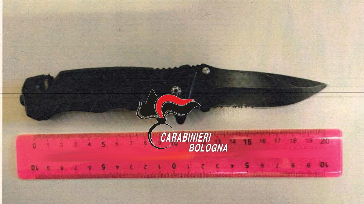 Il coltello recuperato dai carabinieri