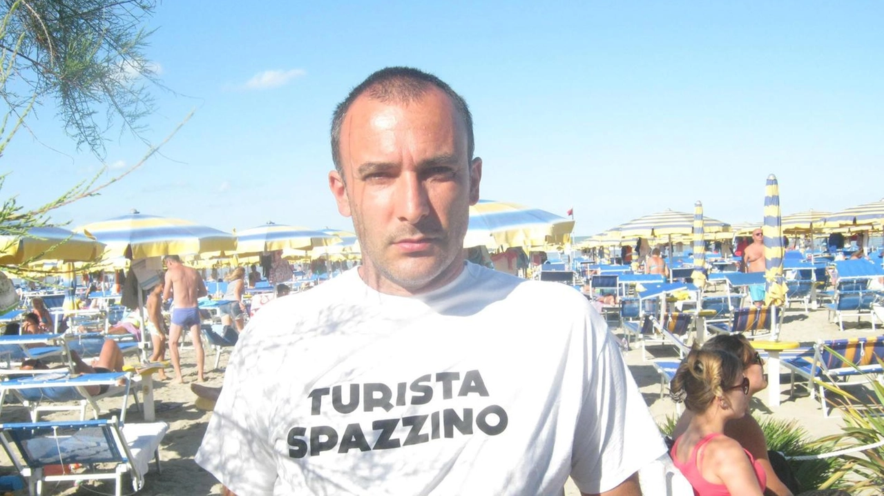 Simone Riva, turista milanese, da decenni pulisce scogliere e fossi delle spiagge di San Mauro Mare per combattere l'inquinamento. Obiettivo: 10 tonnellate di rifiuti.