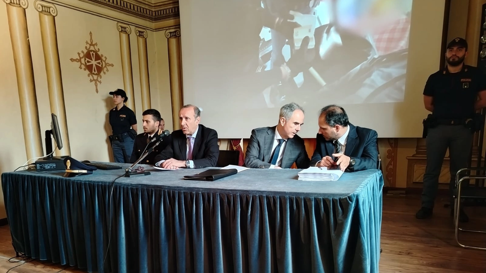 Il blitz è stato messo a segno dalla Polizia di Stato: 130 gli agenti impegnati nell'operazione di Reggio Emilia. Qui la foto della conferenza stampa