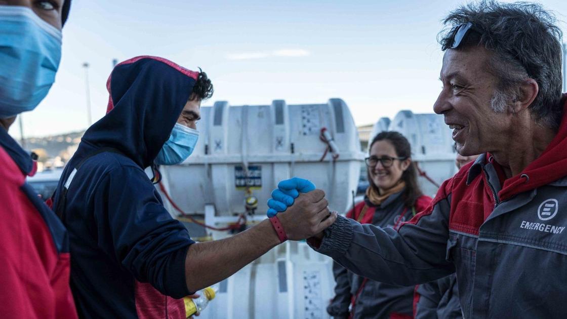 Nave di Emergency sbarca ad Ancona con 34 naufraghi salvati nel Mediterraneo