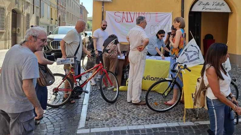 Prosegue la raccolta firme contro il nuovo centro commerciale a Bosco Ospizio a Reggio Emilia, con oltre 5000 firme online e più di 1000 firme totali. Prossimi appuntamenti in piazza Fontanesi e festa al Circolo Sergio Stranieri.