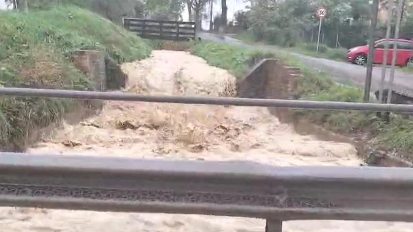 La panoramica di un. fosso ingrossato dalle piogge abbondanti