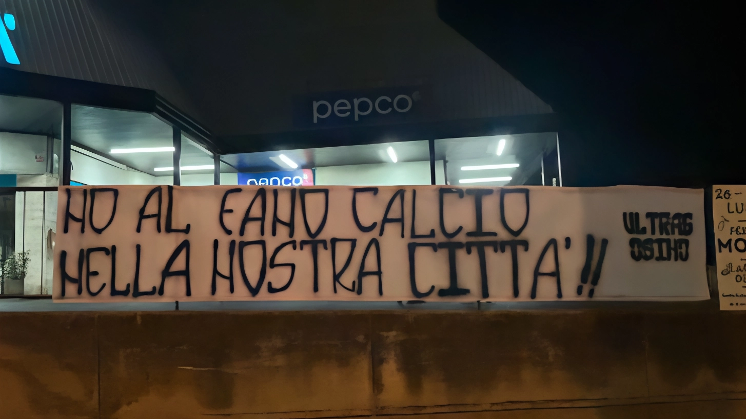 "No al Fano a Osimo". Striscioni e post social