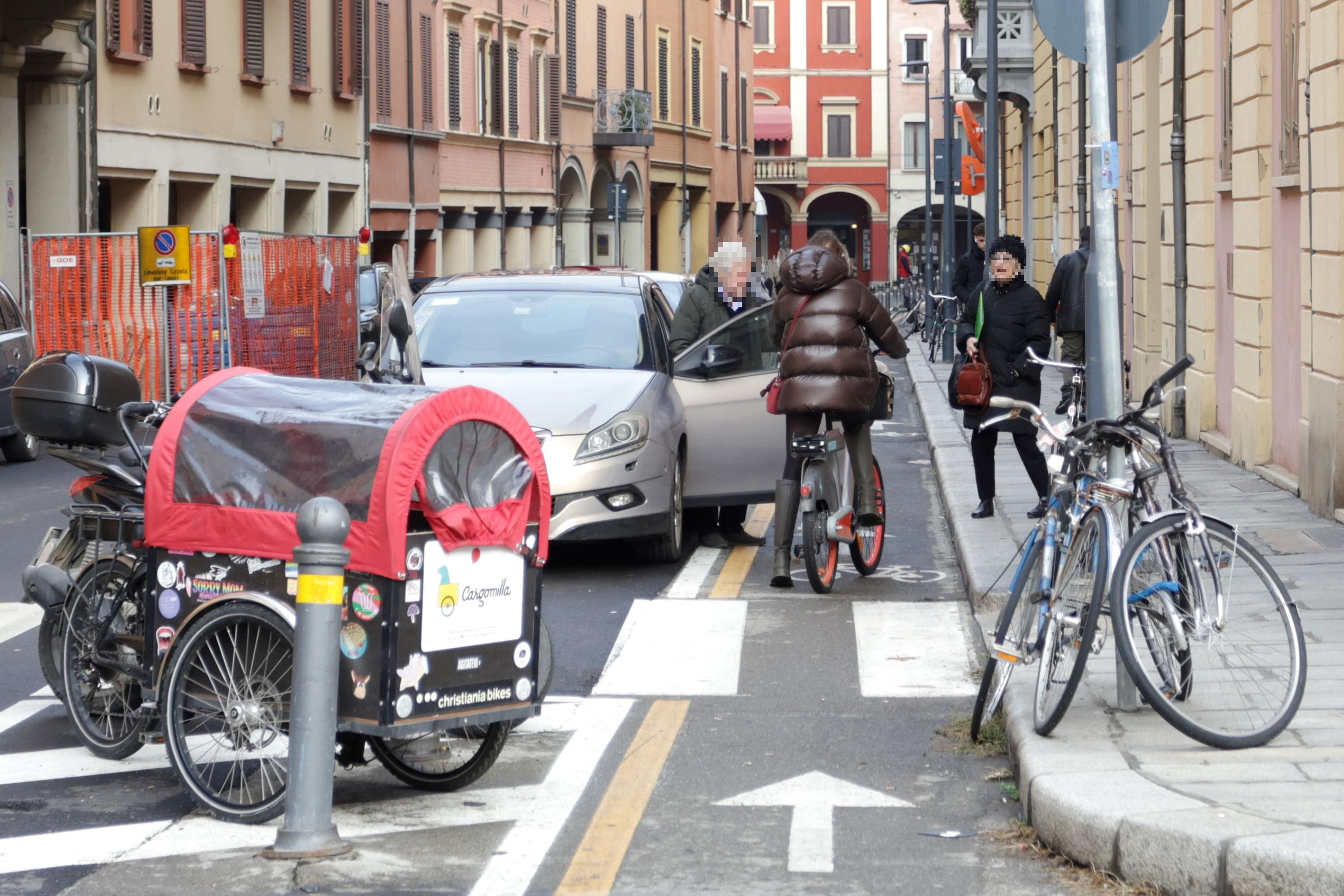 Via Frassinago a Bologna, residenti contro la ciclabile: “Incrocio pericoloso”