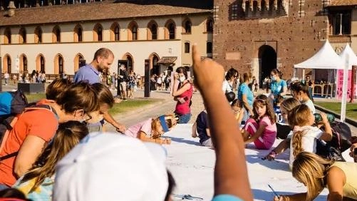 La biblioteca comunale di Portomaggiore partecipa al Festival del disegno - All Around di Fabriano con quattro laboratori creativi, tra cui collage, disegno e costruzione di casette. Un'opportunità per stimolare la creatività dei partecipanti.