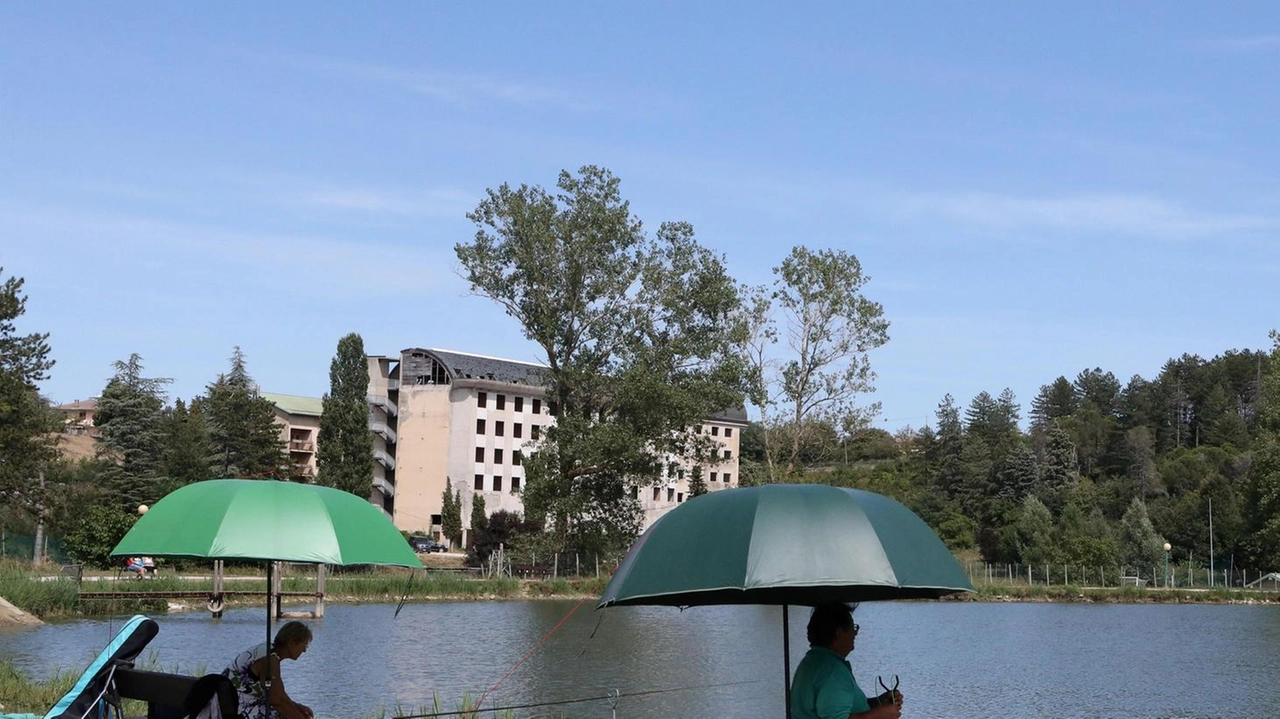 Il lago di Acquapartita con alcuni turisti