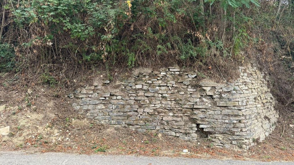 La base del bastione. A destra: il rattoppo di. mattoni. Sotto: Bacchiocca e Giovanelli