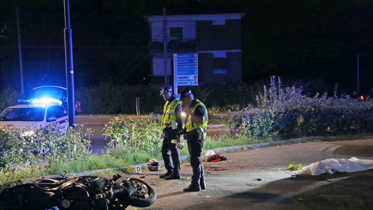 Gli agenti di polizia locale durante i rilievi tra la moto e il corpo del 49enne coperto dal telo bianco (foto Reggionline). ; sopra, Alessandro Bortoletti