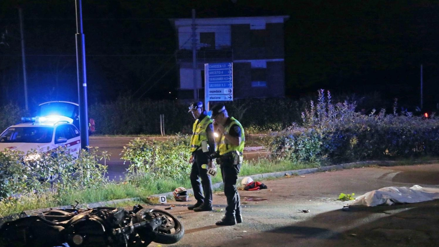 Schianto in moto contro un palo. Perde la vita un uomo di 49 anni. Gravissima la donna in sella con lui