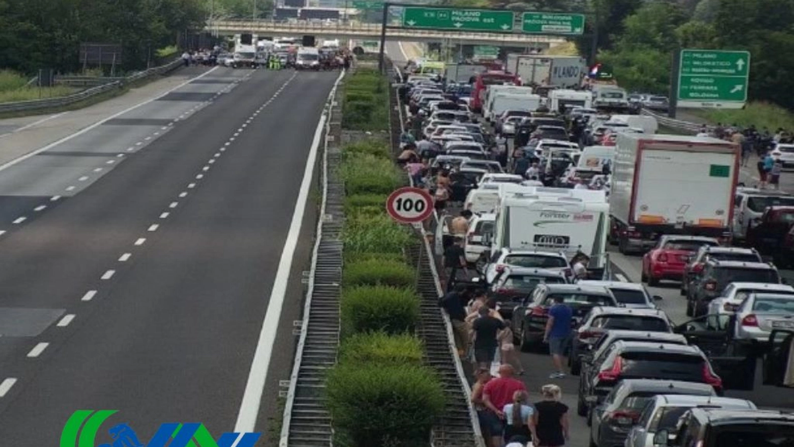 Traffico bloccato sulle carreggiate dell'A4 in direzione Milano e per lo svincolo di Bologna