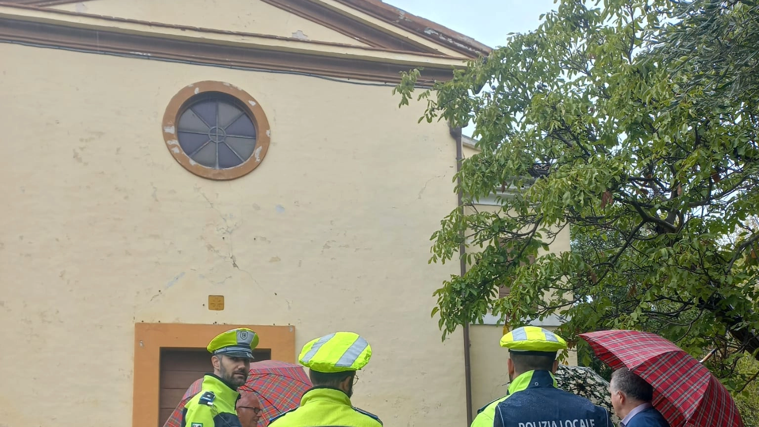 Polizia locale e parroco sul posto