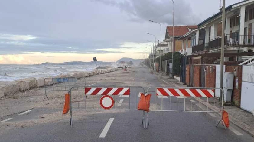 Mareggiata da levante in corso da 24 ore, chiuso ieri mattina il lungomare di Marina. L’ufficio lavori pubblici ieri a...