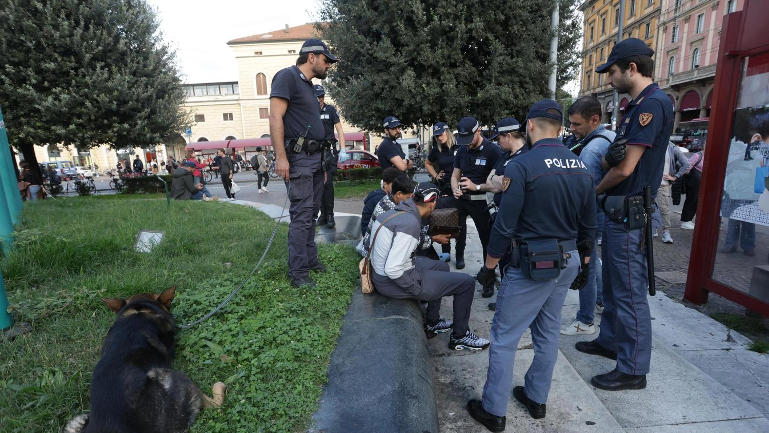 Piazza XX Settembre. Controlli a tappeto. Quasi 800 identificati. Due pusher in manette