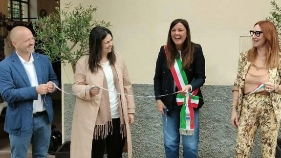 Da sinistra l’ex sindaco e consigliere provinciale Daniele Valbonesi, la consigliera comunale Laura Facciani, la sindaca Ilaria Marianini e la titolare Francesca Mosconi