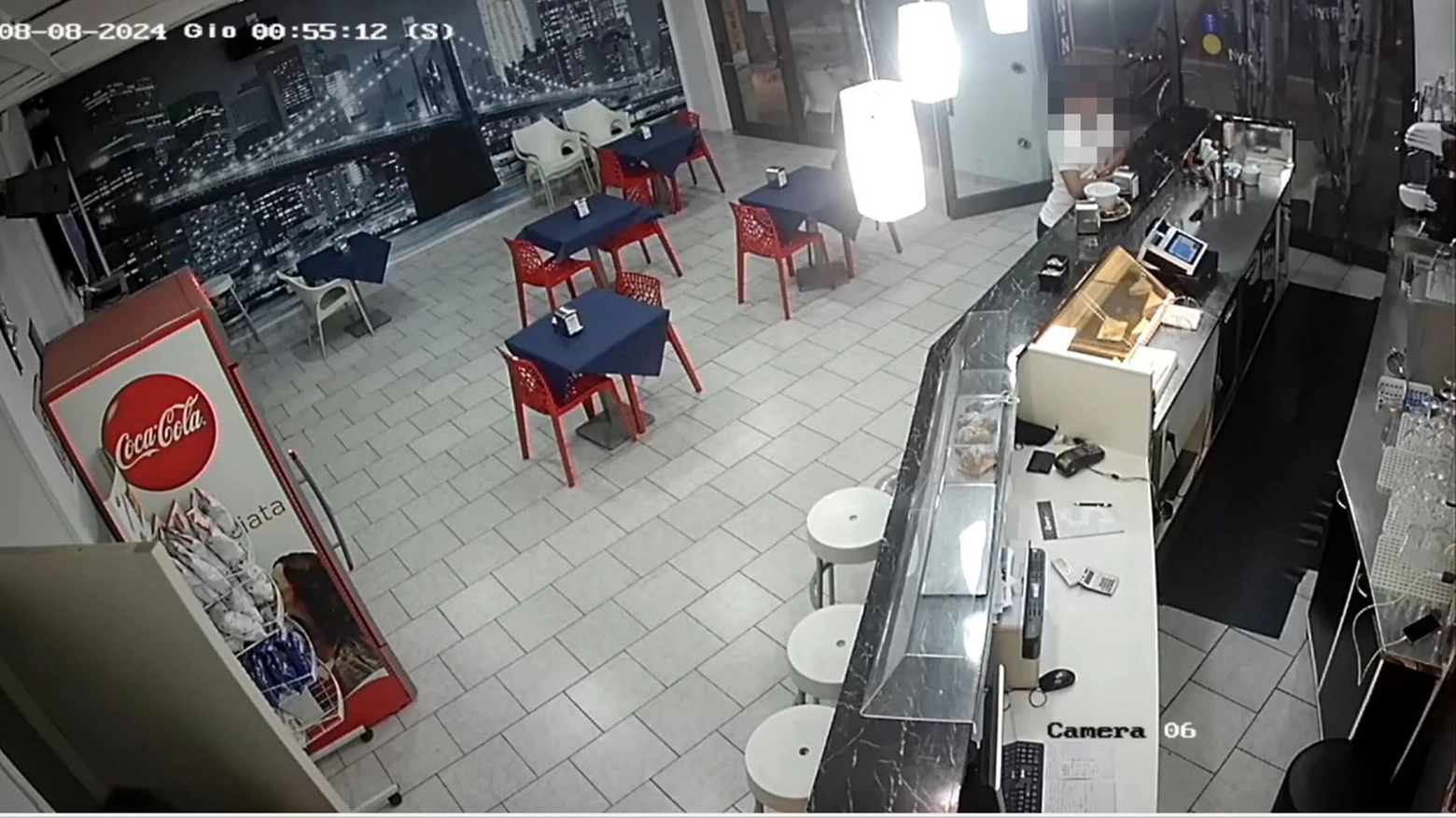 Il 25enne marocchino al bancone del bar di via Dante Alighieri poco prima della presunta violenza