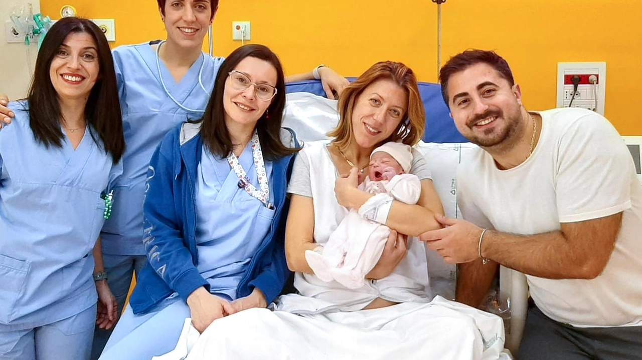 L’ultima a venire alla luce nel 2024, alle 22.44, è stata la piccola Carlotta. L’abbraccio delle famiglie e le foto di rito con il personale sanitario .