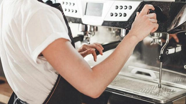 Il caffè vola verso 1,50 euro. Rincari senza freni dopo il Covid. I baristi: "Siamo in difficoltà"