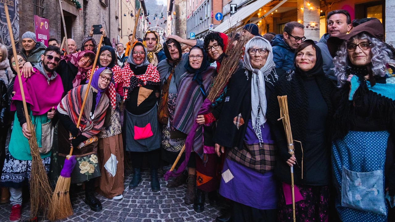 Foto di gruppo per le scatenatissime e divertentissime befane d’Urbania. Da oggi la città sarà nelle loro mani