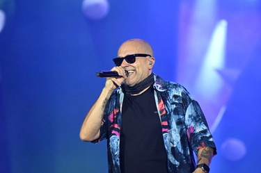 Max Pezzali infiamma il Dall’Ara di Bologna: questa sera il secondo concerto sold out