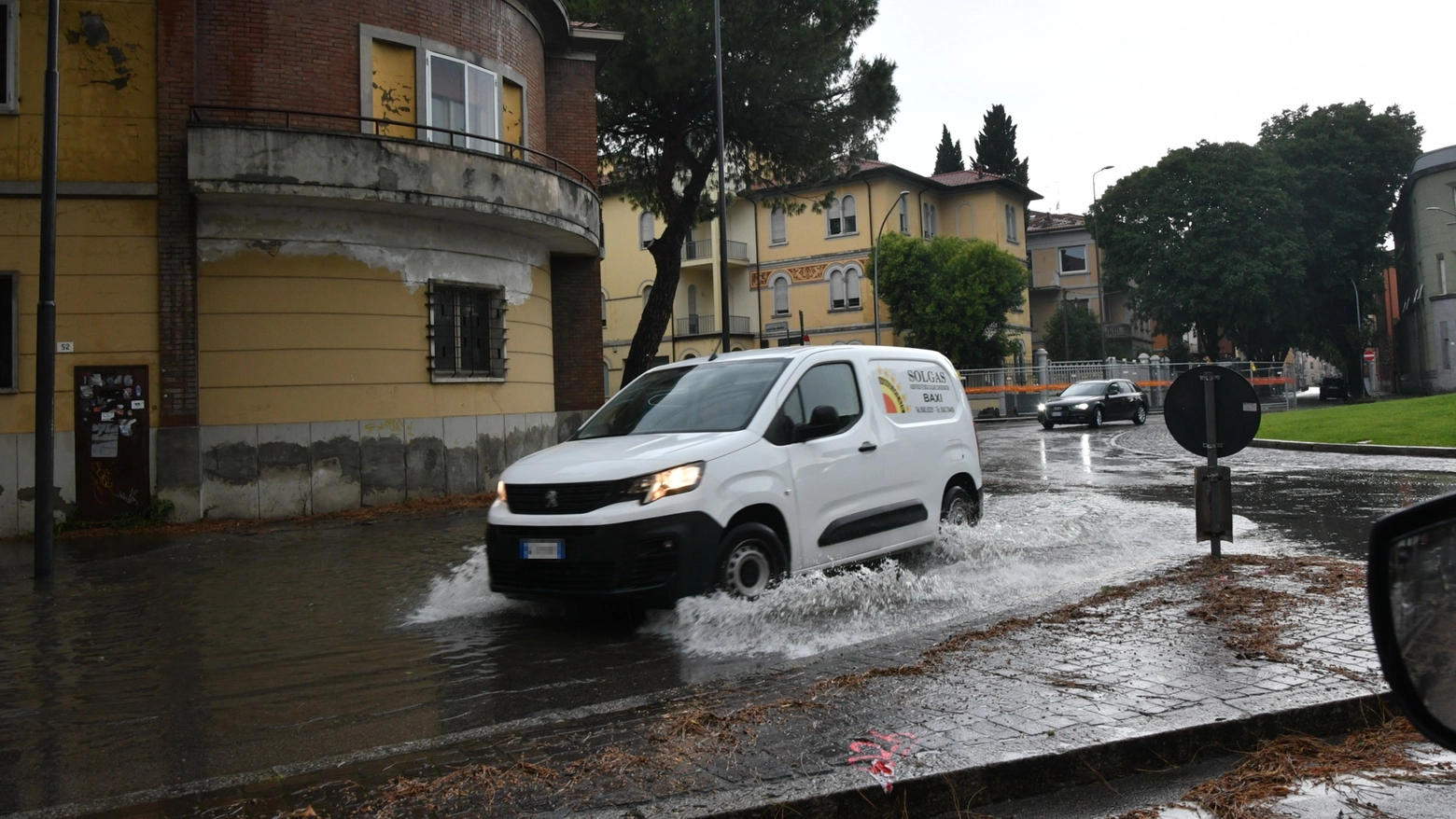 Strade come fiumi a Forlì dopo il nubifragio con grandine dell'altro giorno
