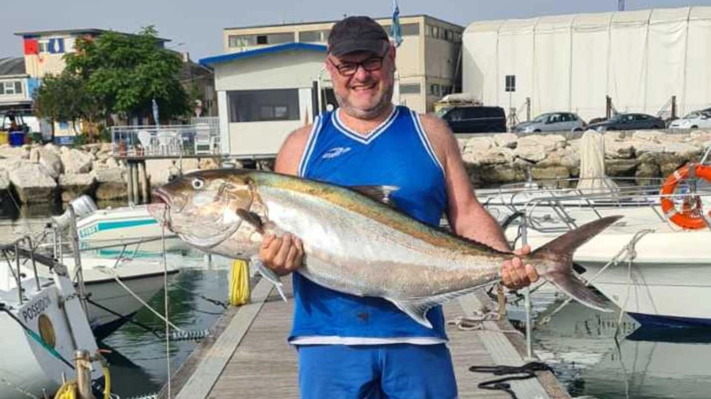 A tirare su il grosso pesce è stato il maceratese Samuele Chiacchiera, 44 anni. “Ci ho messo una quarantina di minuti per tirarla su in barca”