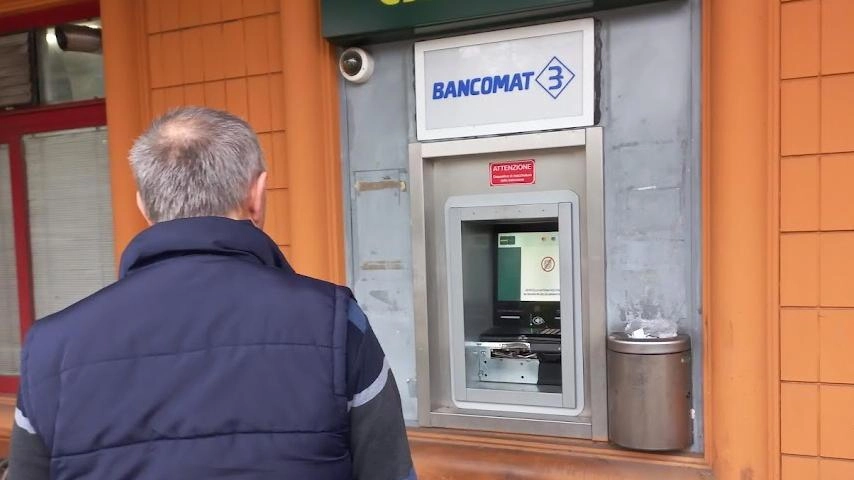 Tentato furto a un bancomat, ladri in fuga