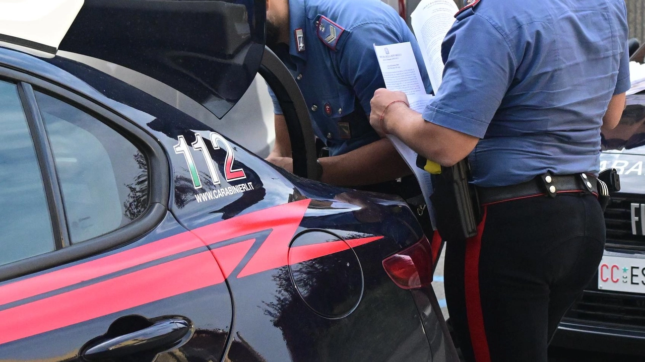 L’aggressione ieri mattina a Cella nelle case popolari sulla via Emilia, terrore in strada. La vittima sanguinante ha provato ad inseguirlo, poi è stato calmato da un anziano.