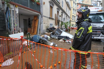 Fiume di fango invade il Vomero: saracinesche esplose per la forza d’urto dell’acqua