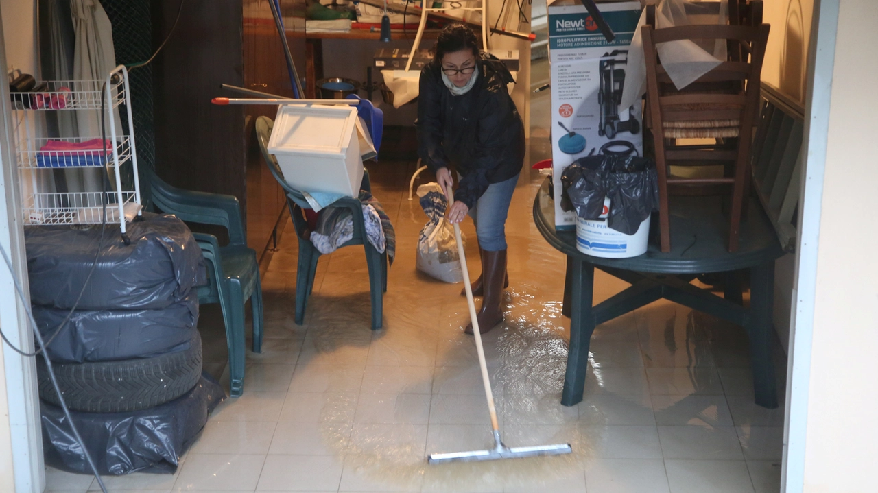 Uno dei tanti scantinati e garage invasi dall’acqua a Ronta (foto Luca Ravaglia)