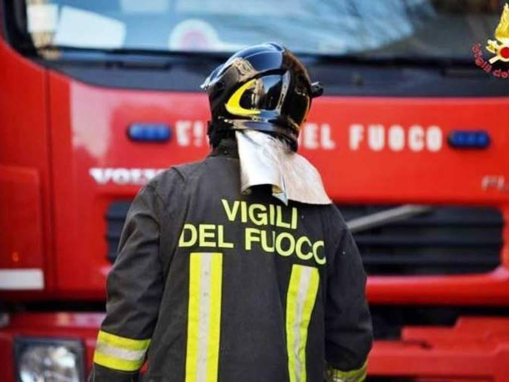 Muore soffocata nell’incendio della sua casa