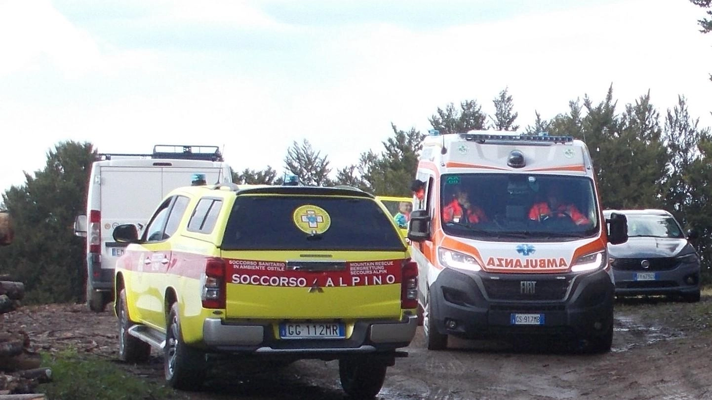 Cade e sbatte la testa mentre fa una passeggiata