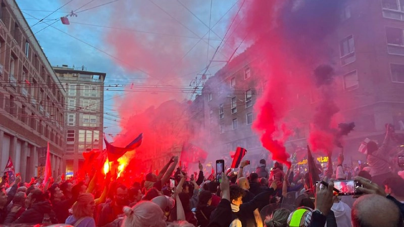 Via Marconi, la festa dei tifosi del Bologna