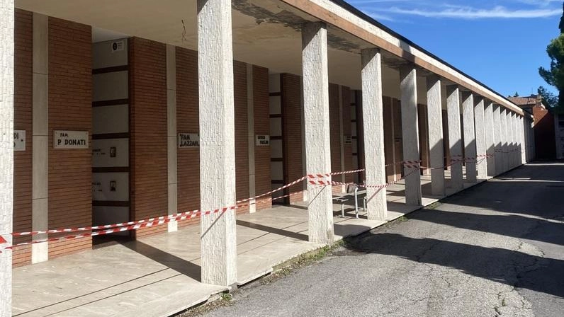 Alcune aree inibite nel camposanto di Cattolica hanno scatenato l’ira delle opposizioni. Uguccioni: "Secondo bando dei lavori entro l’anno"