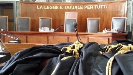 Vedova a processo per peculato. Aveva svuotato il conto del marito