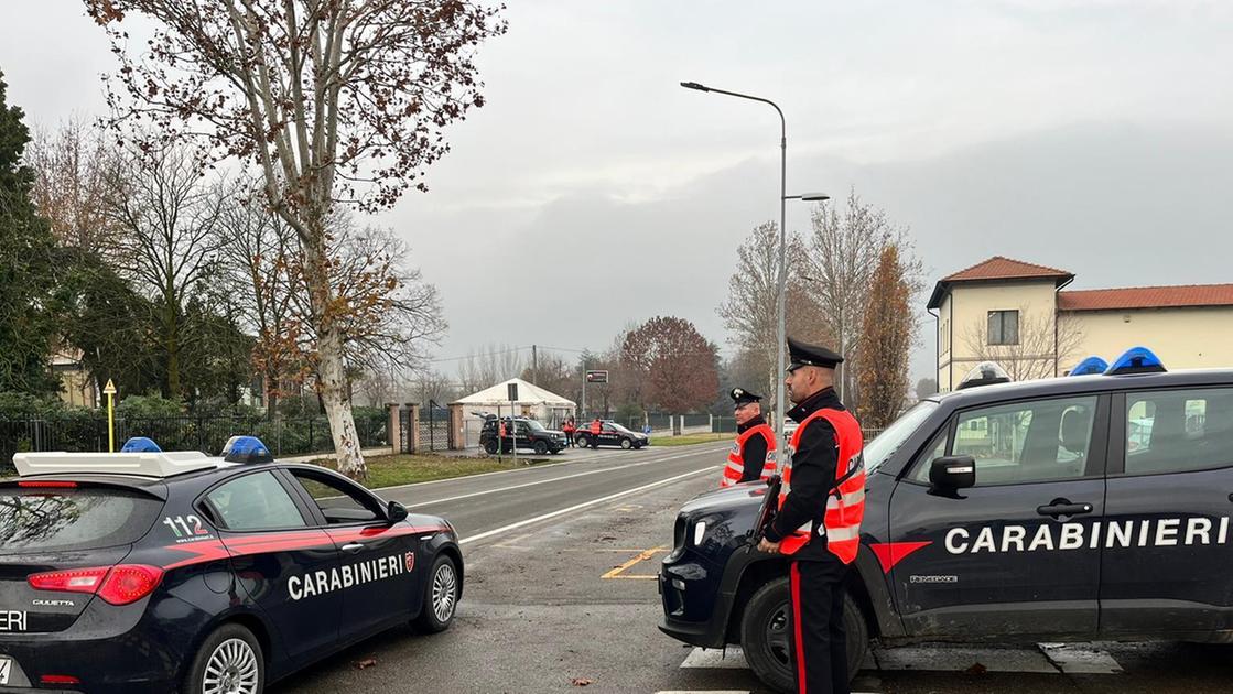 Razzia di batterie nel magazzino. Tre ladri bloccati dai carabinieri