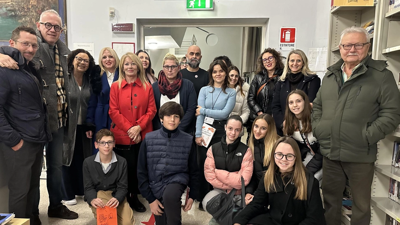 Inaugurata la nuova targa della biblioteca Zavatti, realizzata da Maicol&Mirco e arricchita dai disegni degli studenti. Un progetto innovativo per rendere la struttura più accogliente e funzionale.