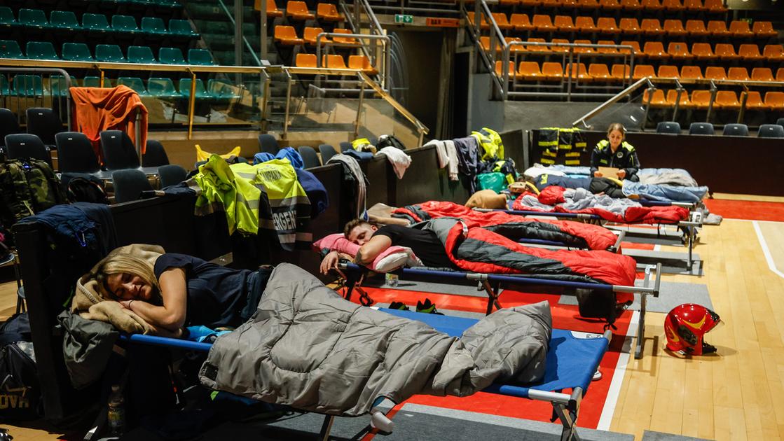 Bologna, una notte con gli eroi del fango: “Ore durissime, tanta stanchezza”