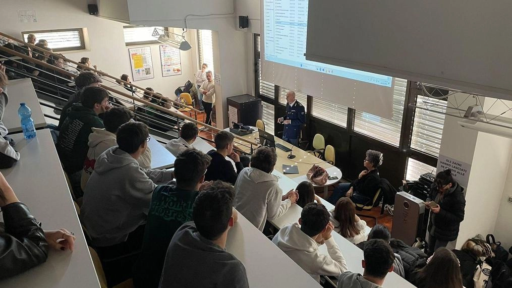 L’incontro tra gli studenti a Urbino e la Polizia stradale