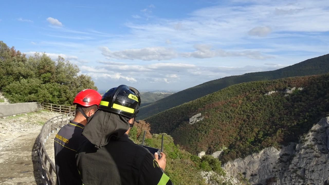 I vigili del fuoco pilotano un drone 