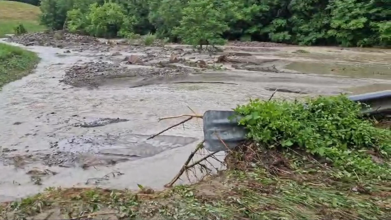 I danni causati dal maltempo a Talbignano, a Polinago, sull'Appennino modenese (foto Ansa)