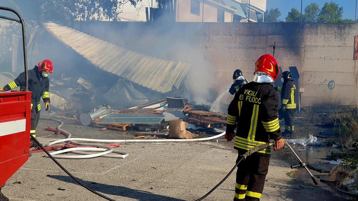 Una colonna di fumo visibile in tutta la Perla. A provocarla, l’incendio divampato nella zona del Lago Arcobaleno di Riccione,...