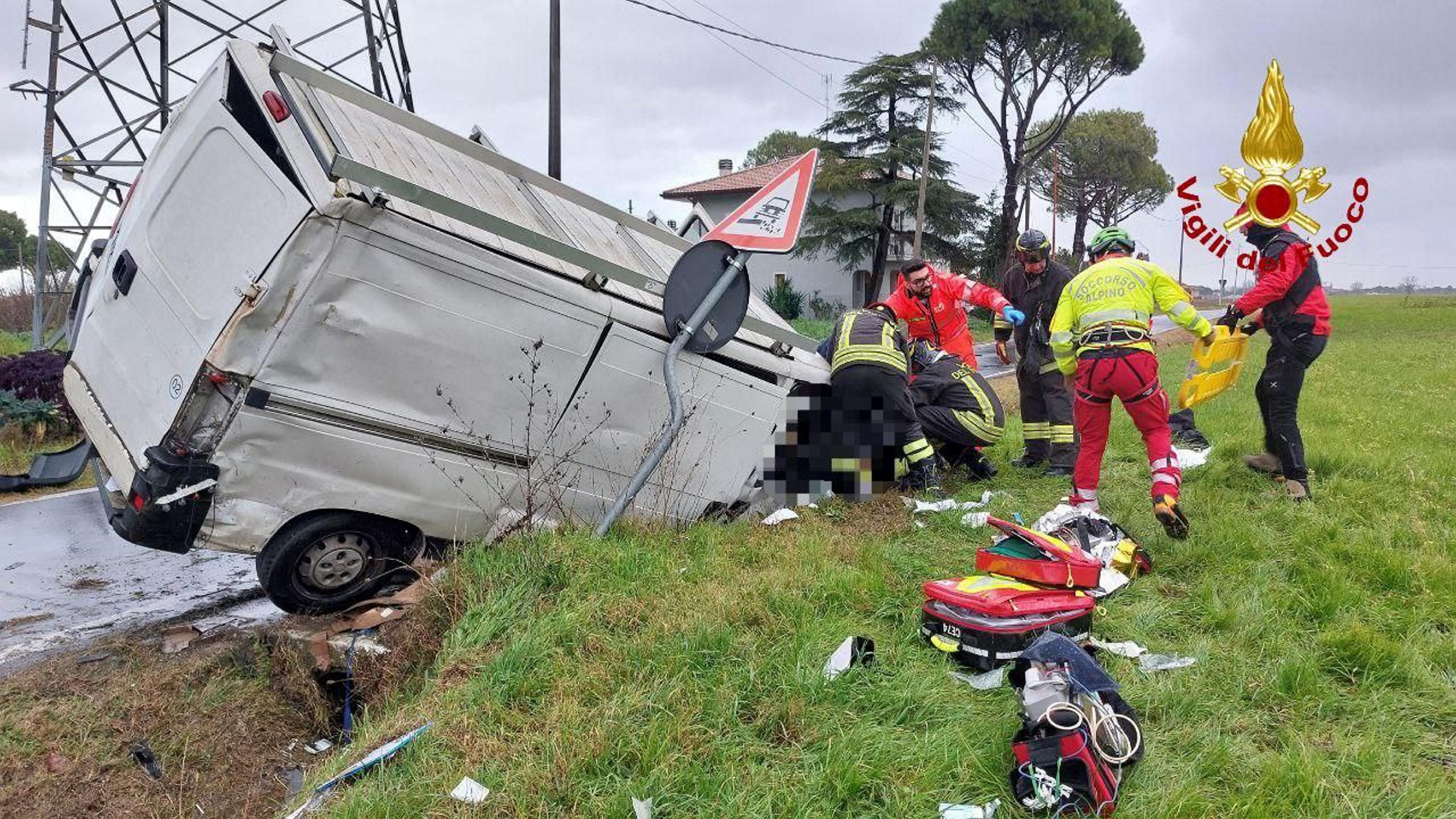 Incidente a Cesena, scontro tra un furgone e un’ambulanza: gravi due persone