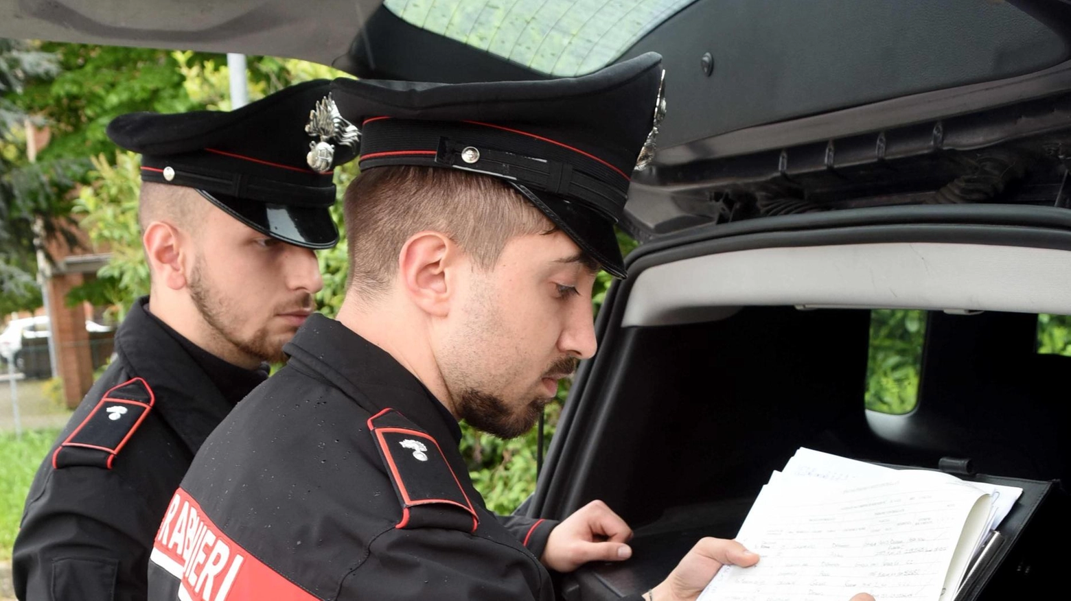 Minacciato in auto per soldi. Notte choc per un anziano