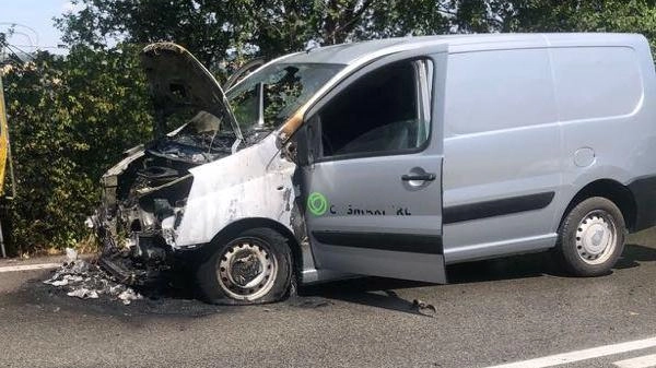 Furgoncino a fuoco, il traffico va in tilt