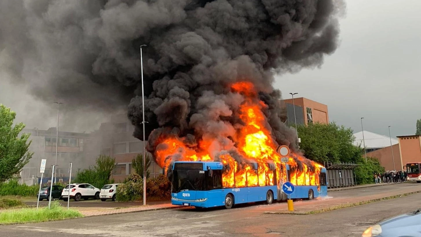L'autobus in fiamme a Correggio