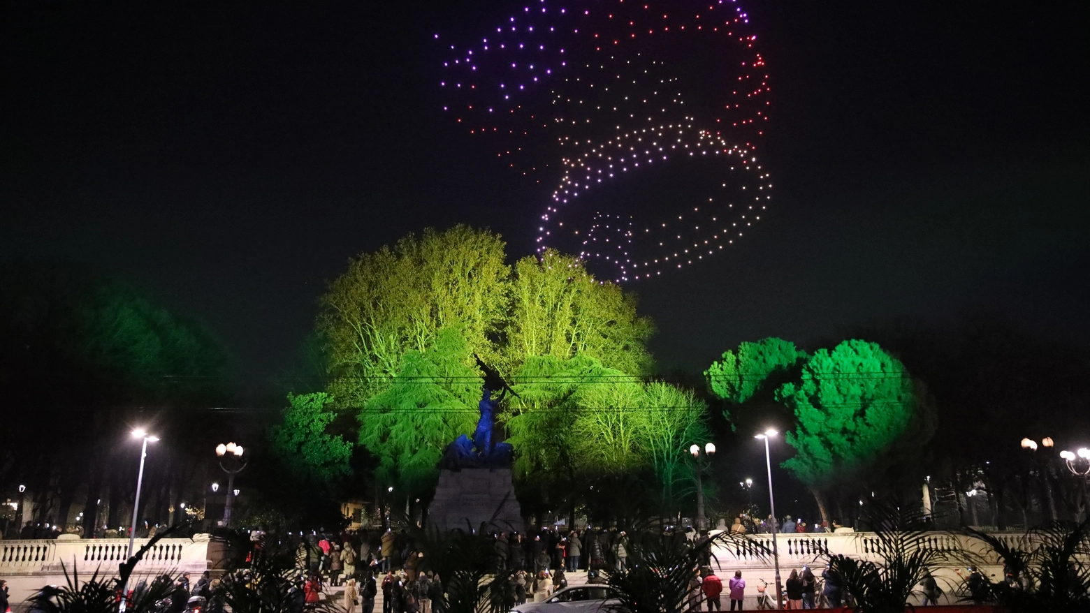 Lo spettacolo di Illumia con i droni alla Montagnola: con il piano estivo della notte i cancelli del parco rimarranno aperti 24 ore su 24