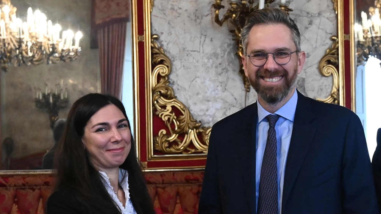 Giulia Sarti (M5s) stringe la mano al sindaco Matteo Lepore (foto d’archivio)