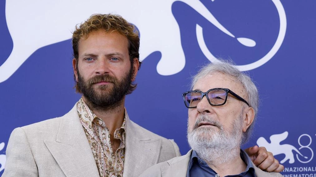 Il film "Campo di battaglia" di Gianni Amelio affronta il tema della guerra e degli ideali umani. L'anteprima con il regista e l'attore Alessandro Borghi si terrà domani all'Arena Puccini, in concorso alla Mostra del Cinema di Venezia.