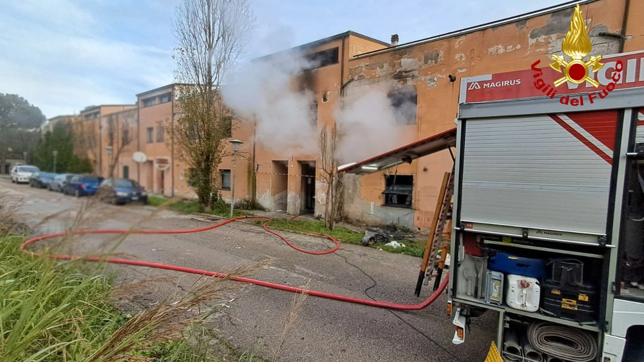 Incendio in un condominio a Petriano, evacuati