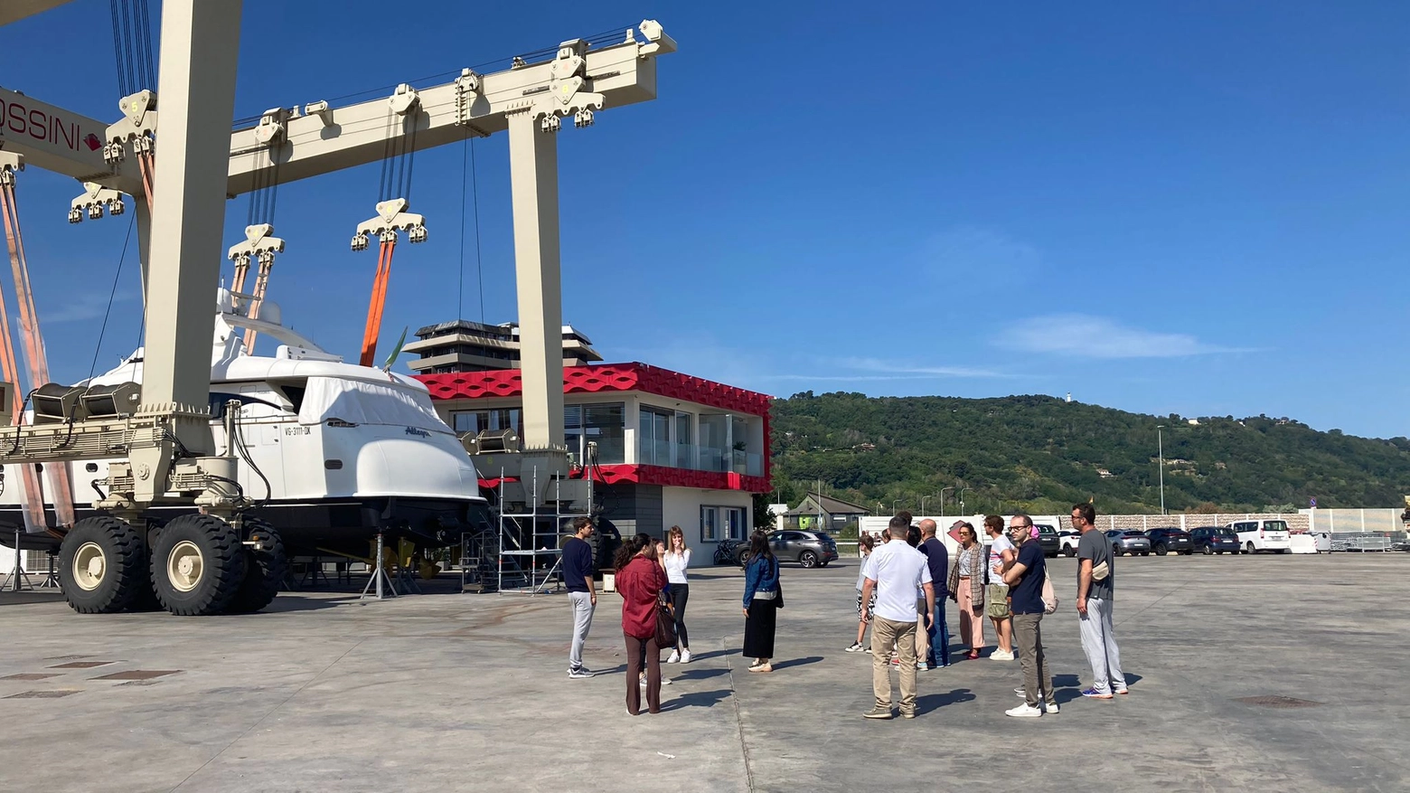 Visitatori al cantiere navale Rossini al porto di Pesaro